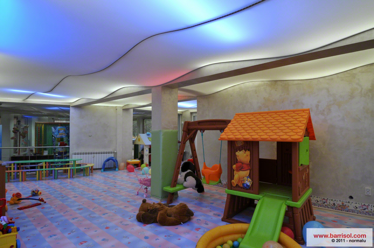 вълнообразни транслуцентни опънати тавани Барисол в детски кът