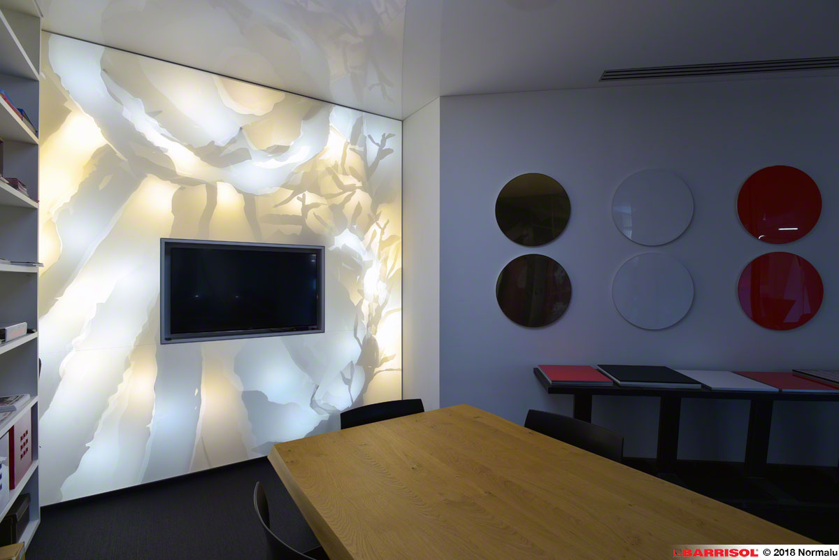 интерактивна стена с принтирано светещо платно Барисол