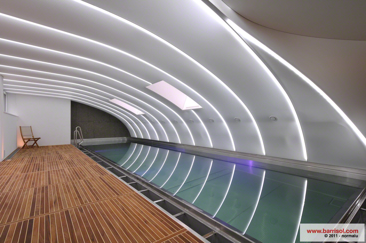 комбинация от опънати тавани Барисол и LED линейно осветление в зона басейн