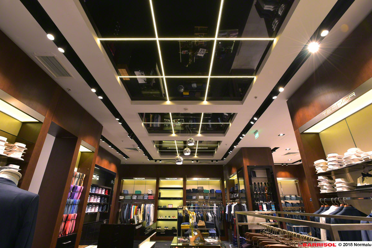 комбинация от черни огледални опънати тавани с контурно LED осветление